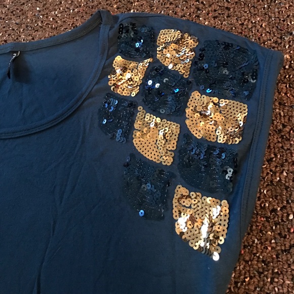 Beautiful Top - Picture 2 of 3